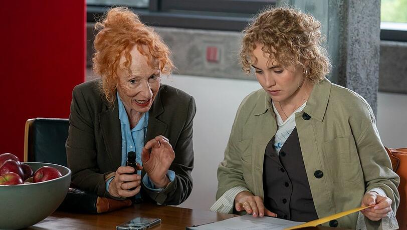 "Kanzlei Liebling Kreuzberg: Nachbarschaftshilfe": Junganwältin Lisa Liebling (Luise von Finckh, r.) ist davon überzeugt, dass Erika (Cornelia Heyse, l.) ein Betrugsopfer ist.