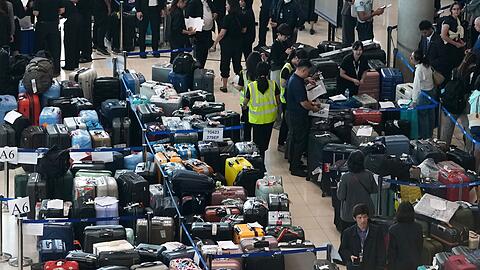 Tausende Koffer warteten am Flughafen Bangkok auf ihre Bearbeitung.
