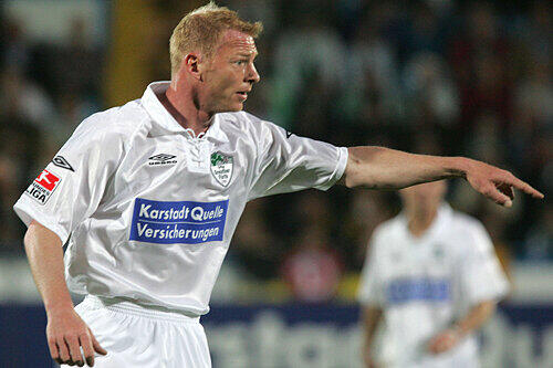 Jörg Albertz, ehemaliger Spieler bei Greuther Fürth, kennt die undurchsichtigen Machenschaften der Wett-Mafia aus nächster Nähe. Er spielte zwei Jahre lang in China und wunderte sich oft.