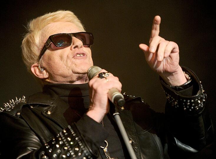 ... Heino, ebenfalls Preisträger der Bambiverleihung gab aus Protest seinen Bambi zurück. Zum aktuellen Fall um Bushidos neuen Song sagt Heino: "Bushido muss weggesperrt werden".