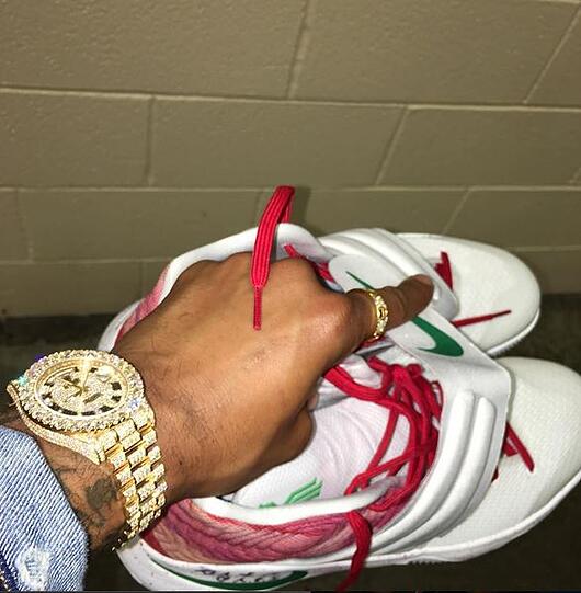 Beckham Jr. gibt sein Geld für Sneaker und teure Uhren aus.