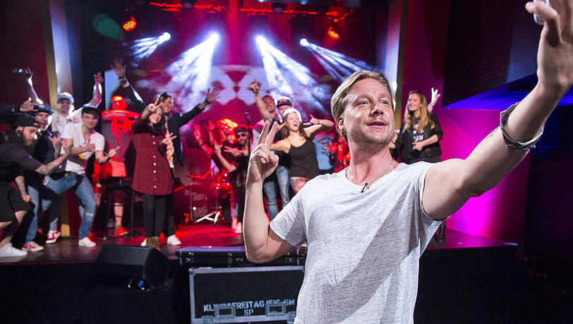 Samu Haber in seiner Funktion als Moderator und Coach bei "Die Band". Nach nur zwei Sendungen verliert die Musik-Show ihren Prime-Time-Sendeplatz. Samu Haber in seiner Funktion als Moderator und Coach bei "Die Band". Nach nur zwei Sendungen verliert die Musik-Show ihren Prime-Time-Sendeplatz.