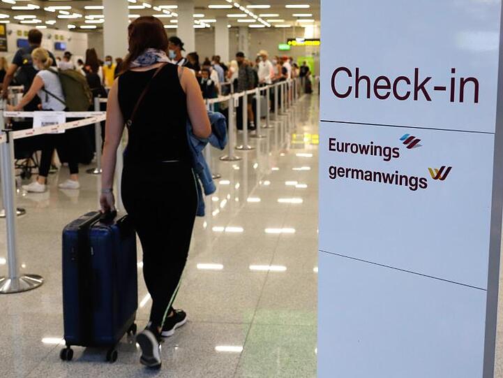 Passagiere am Abfertigungsschalter der Fluggesellschaft Eurowings.