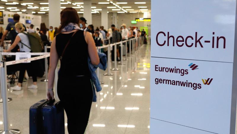 Passagiere am Abfertigungsschalter der Fluggesellschaft Eurowings. Passagiere am Abfertigungsschalter der Fluggesellschaft Eurowings.