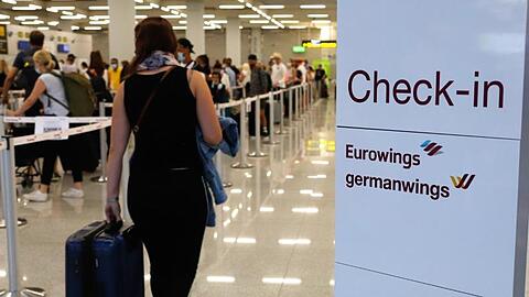 Passagiere am Abfertigungsschalter der Fluggesellschaft Eurowings.