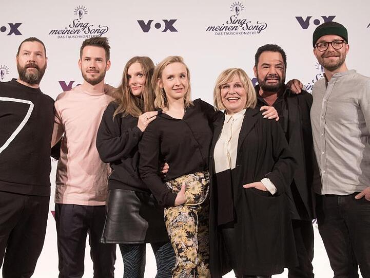 Rea Garvey (l-r), Johannes Strate, Judith Holofernes, Leslie Clio, Mary Roos, Marian Gold und Mark Forster machen Weihnachten schön.