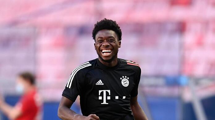 Bayerns Shootingstar Alphonso Davies läuft über das Feld.