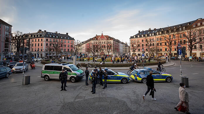 Vor allem während der Corona-Pandemie ist unter anderem auch der Gärtnerplatz zu einem der Münchner Party-Hotspots geworden. Nicht alle Anwohner waren davon begeistert. (Archivbild)