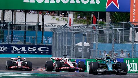 Sebastian Vettel fährt im Aston-Martin-Boliden vor den beiden Haas-Piloten Kevin Magnussen und Mick Schumacher.