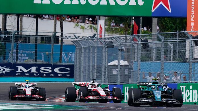 Sebastian Vettel fährt im Aston-Martin-Boliden vor den beiden Haas-Piloten Kevin Magnussen und Mick Schumacher.