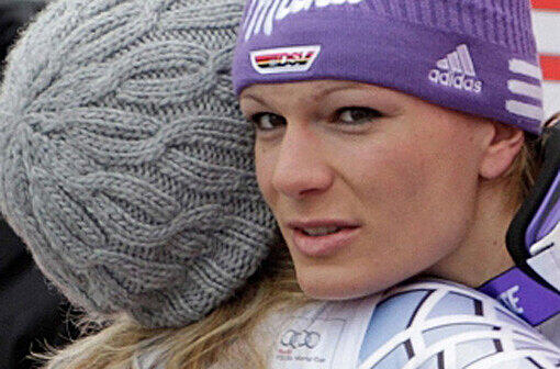 Umarmung ohne Lächeln: Zwischen Maria Riesch und Lindsay Vonn ist das Tischtuch zerschnitten