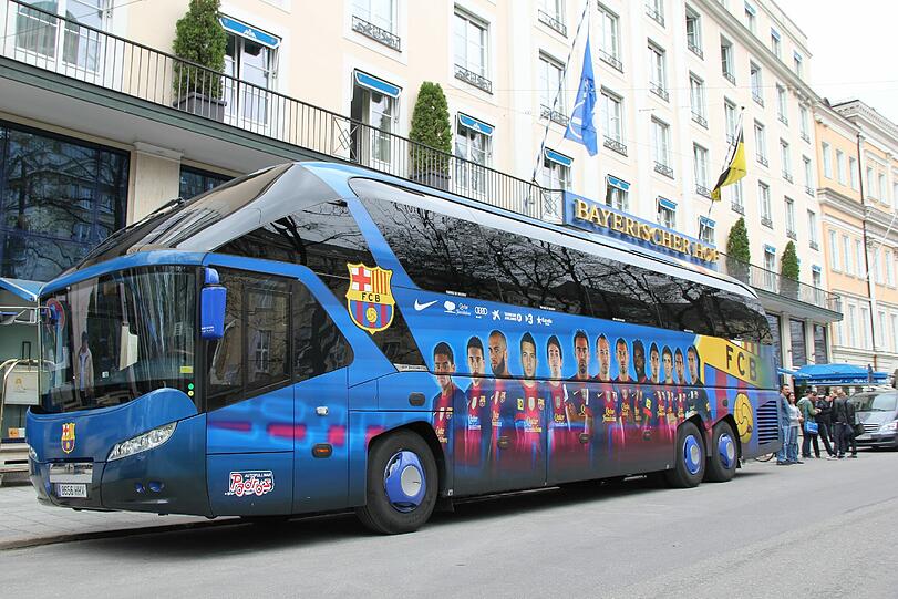 Hier kommt der FC Barcelona in München am Bayerischen Hof an. Die Bilder