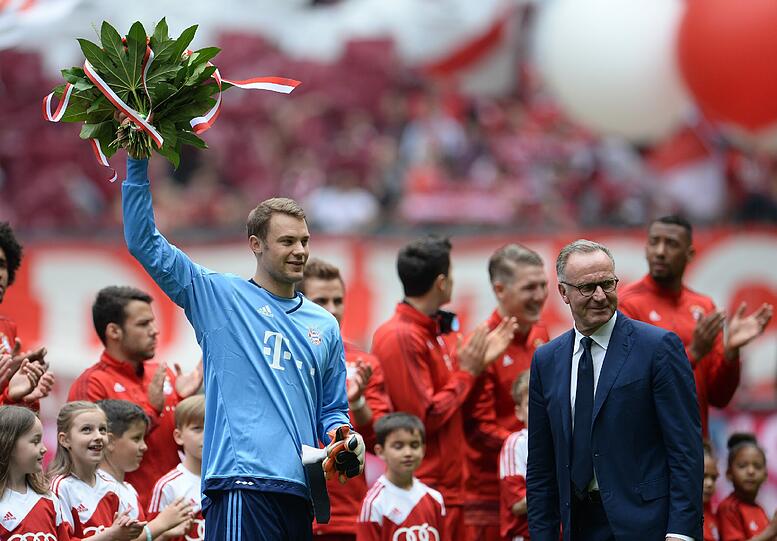 MANUEL NEUER &ndash; NOTE 2: Größere Probleme bereiteten ihm zunächst die Klopapierrollen in seinem Fünfer. Bei den wenigen Schüssen der Mainzer auf dem Posten. Wie immer Manu der Libero.