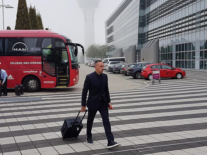 Die Bilder vom Abflug des FC Bayern nach Paris.