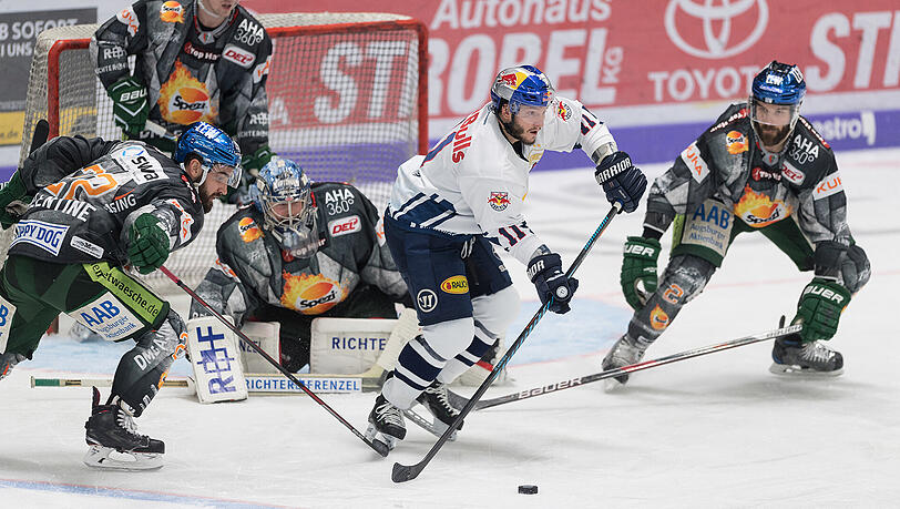 Zusammenbruch im Derby: Keith Aucoin (Mitte) und der EHC verlieren gegen die Augsburger Panther mit 1:4. Zusammenbruch im Derby: Keith Aucoin (Mitte) und der EHC verlieren gegen die Augsburger Panther mit 1:4.