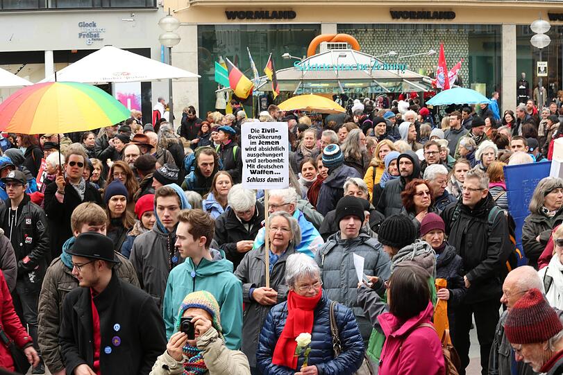 Traditionell zu Ostern marschieren die Menschen durch zahlreiche deutsche Städte. Auch in München demonstrieren hunderte für den Frieden.