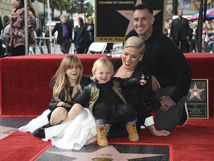 Pink neben ihrem Mann Carey Hart (r) und ihren Kindern Willow Sage (l) und Jameson (2.v.r).
