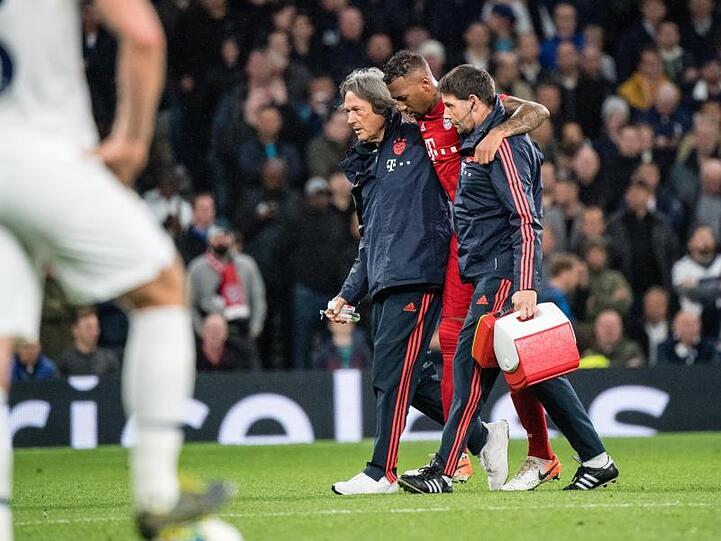 In der zweiten Halbzeit musste Jérôme Boateng (M.) verletzt vom Platz.