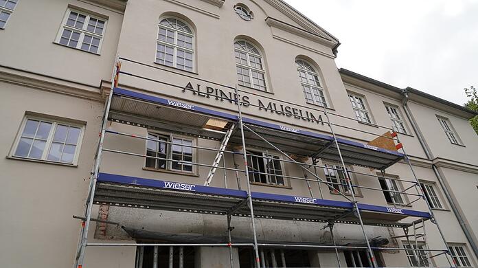 An der Außenfassade wird ebenfalls gearbeitet.