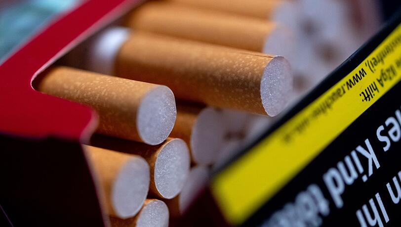 Zwei Euro mehr pro Zigarettenpackung, um die Krankenkassen zu entlasten - so der Vorschlag eines CSU-Politikers. (Symbolbild) Zwei Euro mehr pro Zigarettenpackung, um die Krankenkassen zu entlasten - so der Vorschlag eines CSU-Politikers. (Symbolbild)