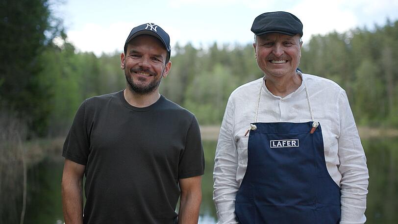 Nachdem er im Mai seine Krebserkrankung &ouml;ffentlich gemacht hatte, ist Starkoch Johann Lafer (rechts) nun wieder mit Kollege Steffen Henssler auf kulinarischer Reise.