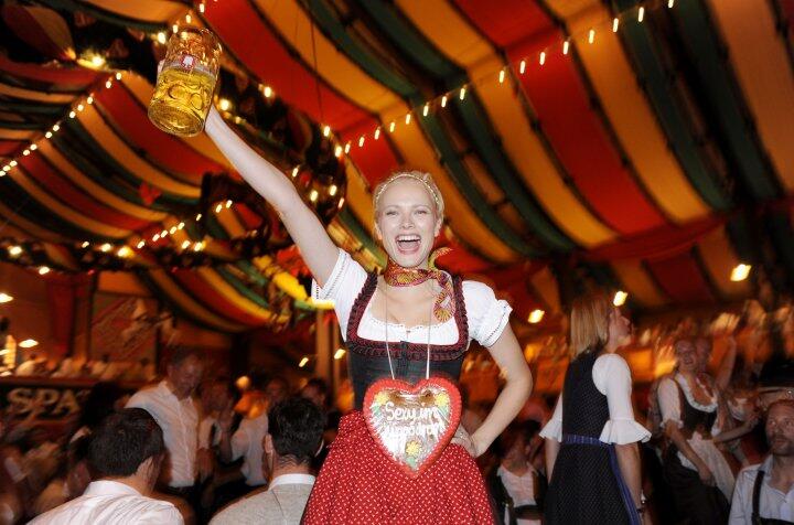 Die letzten Jahre war bei "Tracht & Pracht" einiges geboten. 2011 ließen sich auch Prominente wie Alina Baumann, Tim Lobinger, Michael Guillaume,Peyman Amin, Liliana Matthäu und Alisar Ailabouni im Hippodrom blicken. Klicken Sie durch die Bilder!