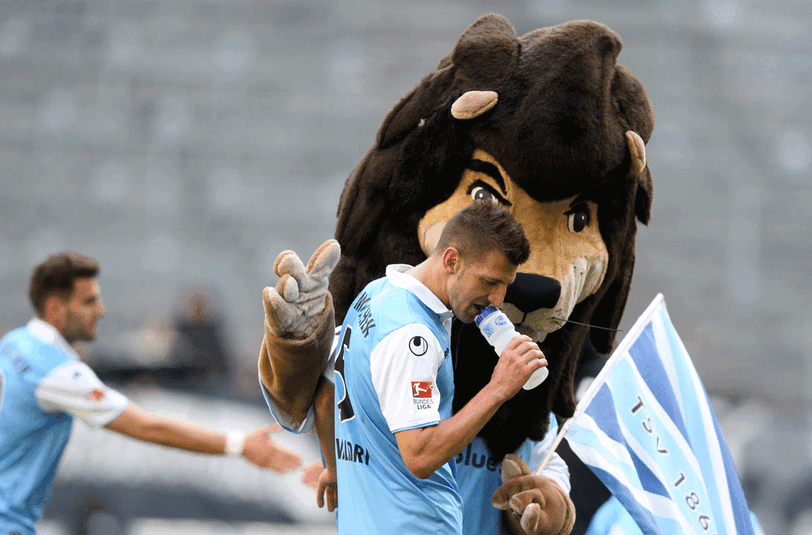 Hängende Köpfe bei den Löwen nach der bitteren 2:3-Heimpleite gegn Sandhausen.
