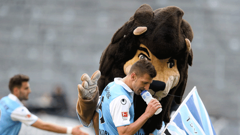 Hängende Köpfe bei den Löwen nach der bitteren 2:3-Heimpleite gegn Sandhausen. Hängende Köpfe bei den Löwen nach der bitteren 2:3-Heimpleite gegn Sandhausen.