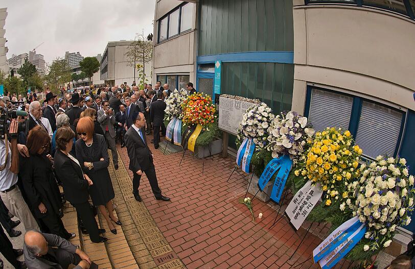 Angehörige und Hinterbliebene sowie deutsche und israelische Vertreter gedenken der Opfer des Attentats von 1972.