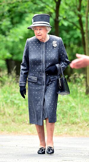 Ausnahmsweise ein bissl dunkel: Der Queen steht auch Schwarz.