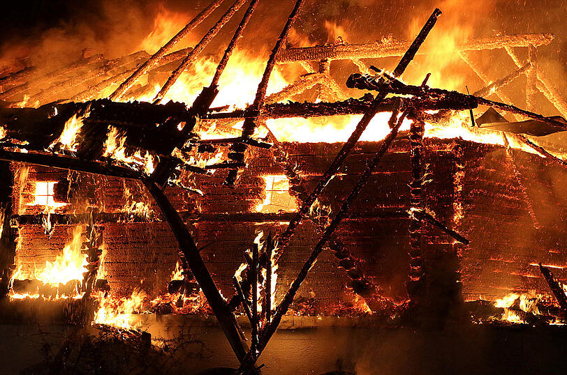 Über zweihundert Feuerwehrleute versuchten den Bauernhof zu retten.