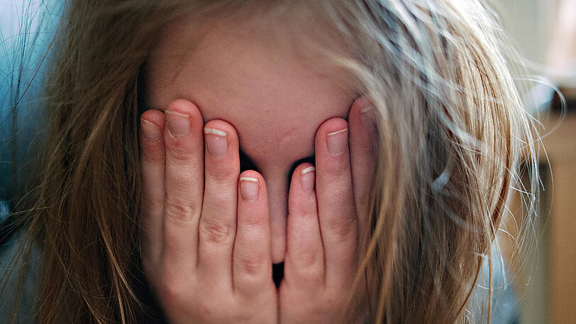 Auf einer Pressekonferenz in Berlin wurde der erste Zwischenbericht der Unabhängigen Kommission zur Aufarbeitung sexuellen Kindesmissbrauchs vorgestellt.
