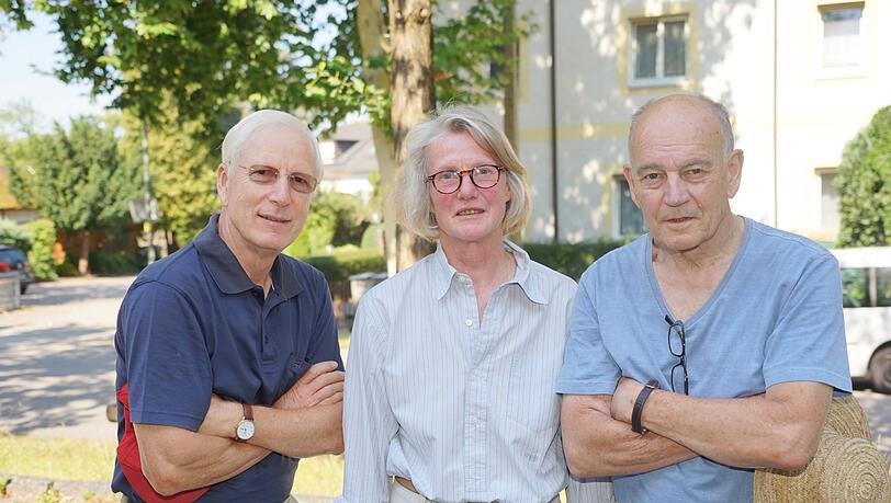 Sie wollen nicht, dass die Hubschrauberstraffel der Polizei nach Oberschleißheim kommt (v.l.): Karl Schwäzell aus der Ertl Siedlung, Gabriele Kämpf (Bürgerinitiative Oberschleißheim) und Reinhard Sachsinger (Initiative „Rettet den Münchner Norden“). Sie wollen nicht, dass die Hubschrauberstraffel der Polizei nach Oberschleißheim kommt (v.l.): Karl Schwäzell aus der Ertl Siedlung, Gabriele Kämpf (Bürgerinitiative Oberschleißheim) und Reinhard Sachsinger (Initiative „Rettet den Münchner Norden“).