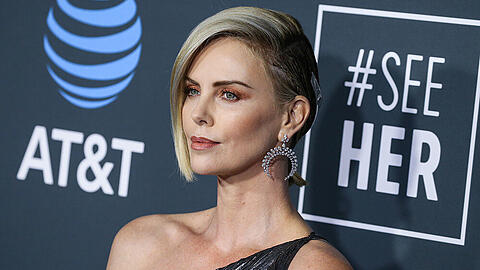 Charlize Theron ist strikte Gegnerin von Schönheits-OPs. Ob sie trotzdem auf Hormone für die Hautpflege setzen würde?