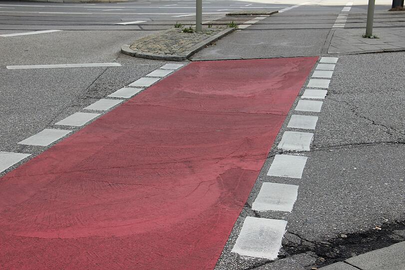 Der Radl-Streifen über die Arnulfstraße ist seit Ende August knallrot markiert. Jetzt ist er deutlich zu sehen.