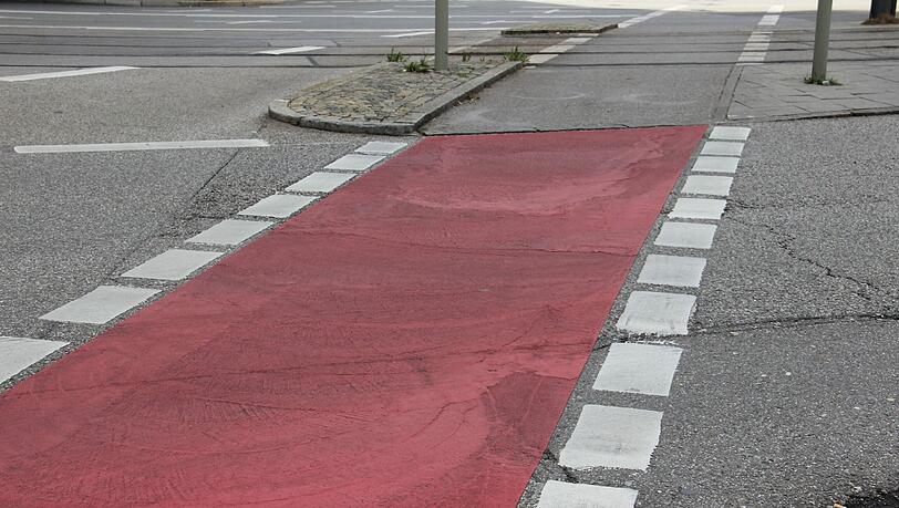 Der Radl-Streifen über die Arnulfstraße ist seit Ende August knallrot markiert. Jetzt ist er deutlich zu sehen. Der Radl-Streifen über die Arnulfstraße ist seit Ende August knallrot markiert. Jetzt ist er deutlich zu sehen.