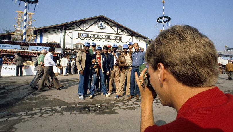 1985 verzichten Besuchergruppen noch auf Tracht. Die Liebe zu uniformen Kopfbedeckungen teilen sie mit späteren Wiesn-Touristen - nur eben mit Basecap statt Hendl-Hut. 1985 verzichten Besuchergruppen noch auf Tracht. Die Liebe zu uniformen Kopfbedeckungen teilen sie mit späteren Wiesn-Touristen - nur eben mit Basecap statt Hendl-Hut.