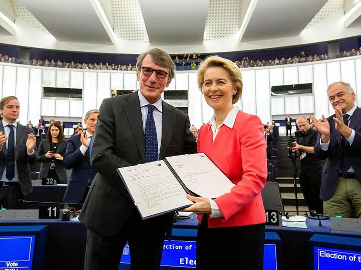 Der Präsident des Euopäischen Parlaments, David Sassoli, überreicht Ursula von der Leyen die Entscheidung des Parlaments zur Bestätigung ihrer Kommission.
