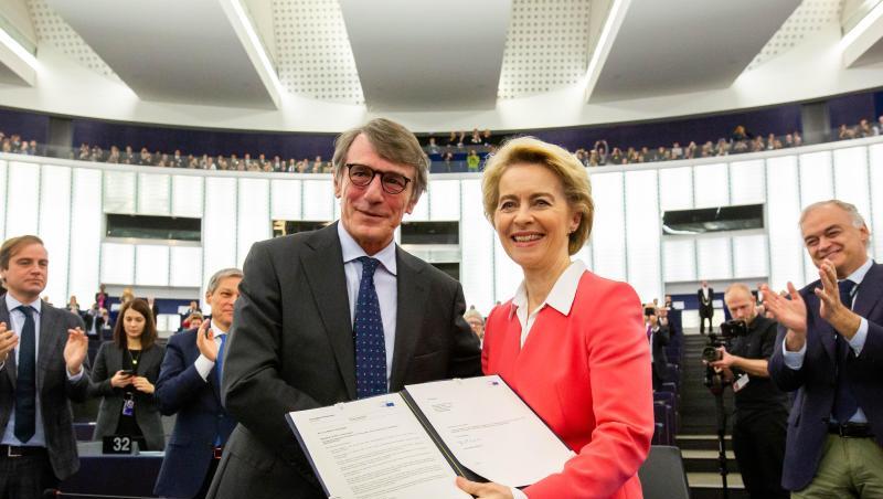 Der Präsident des Euopäischen Parlaments, David Sassoli, überreicht Ursula von der Leyen die Entscheidung des Parlaments zur Bestätigung ihrer Kommission. Der Präsident des Euopäischen Parlaments, David Sassoli, überreicht Ursula von der Leyen die Entscheidung des Parlaments zur Bestätigung ihrer Kommission.