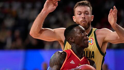 Deutschlands Guard Dennis Schröder (vorne) in Aktion gegen Australiens Forward Nick Kay.