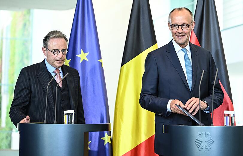 Bundeskanzler Friedrich Merz und der belgische Ministerpräsident Bart de Wever (li.) geben eine Pressekonferenz.