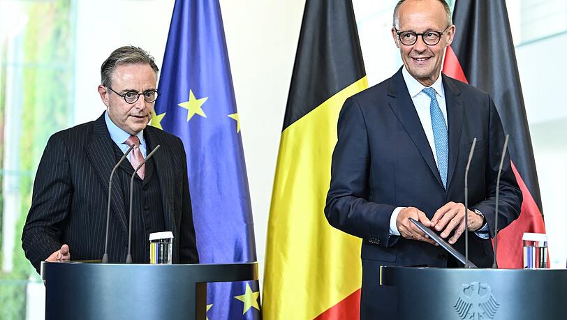 Bundeskanzler Friedrich Merz und der belgische Ministerpräsident Bart de Wever (li.) geben eine Pressekonferenz.