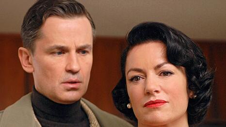 F&uuml;r einen Geist erstaunlich intransparent: Ursula Gothe (Christine Neubauer) hat immer geglaubt, dass Ex-Lover Achim Lenau (Timothy Peach) im Krieg gefallen ist.