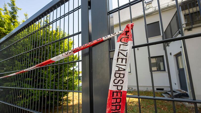 Am Tag nach dem Fund der Leichen blieb das Gelände zunächst gesperrt. Am Tag nach dem Fund der Leichen blieb das Gelände zunächst gesperrt.