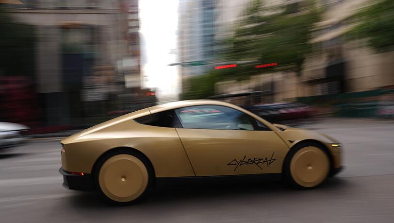 Erste Fahrzeuge von Teslas selbstfahrendem Cybercab ohne Lenkrad und Pedale befördern Menschen im texanischen Austin. (Archivbild) Erste Fahrzeuge von Teslas selbstfahrendem Cybercab ohne Lenkrad und Pedale befördern Menschen im texanischen Austin. (Archivbild)