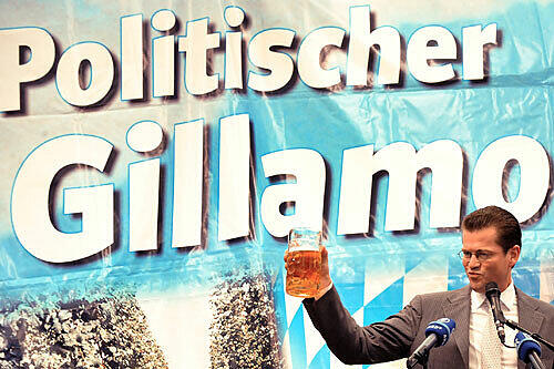 Politische Reden werden auf dem Gillamoos-Volksfest im niederbayerischen Abensberg gerne gehalten - im Bild der ehemalige Bundeswirtschaftsminister Karl-Theodor zu Guttenberg 2009.