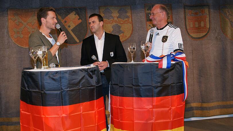Landtags-und 1860-Vize Franz Maget im DFB-Trikot gibt die Richtung vor, Benny Lauth (li.) und Augsburgs Manager Manfred Paula freut’s. Landtags-und 1860-Vize Franz Maget im DFB-Trikot gibt die Richtung vor, Benny Lauth (li.) und Augsburgs Manager Manfred Paula freut’s.