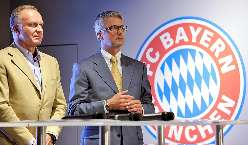 Der Vorstandsvorsitzende des FC Bayern München, Karl-Heinz Rummenigge (l), und der Vorstandsvorsizende des Bayern-Sponsors Audi, Rupert Stadler, sprechen auf einer Pressekonferenz bei der Eröffnung der FC Bayern Erlebniswelt in der Allianz Arena
