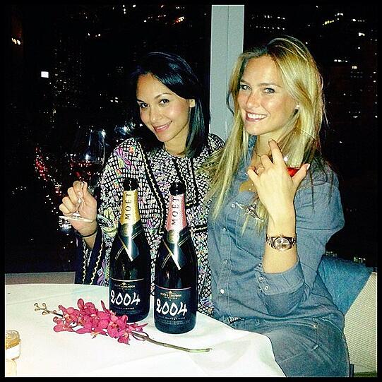Das Topmodel Bar und ihre brünette Freundin feiern gerne - und zwar mit Jahrgangs-Champagner