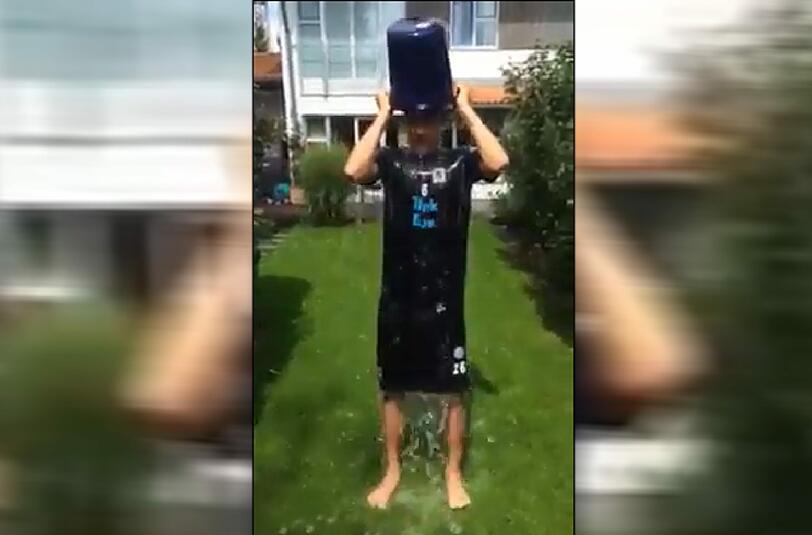 Da wird der Löwe nass: Christopher Schindler nahm die Herausforderung der "Ice Bucket Challenge" an.